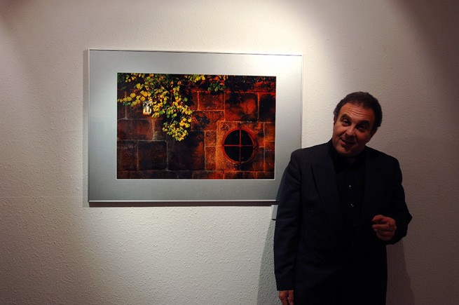 Gáti György az Iglói út 11. c. képe mellett / György Gáti by his photograph “11 Iglói Str.” Gáti György az Iglói út 11. c. képe mellett / György Gáti by his photograph “11 Iglói Str.”